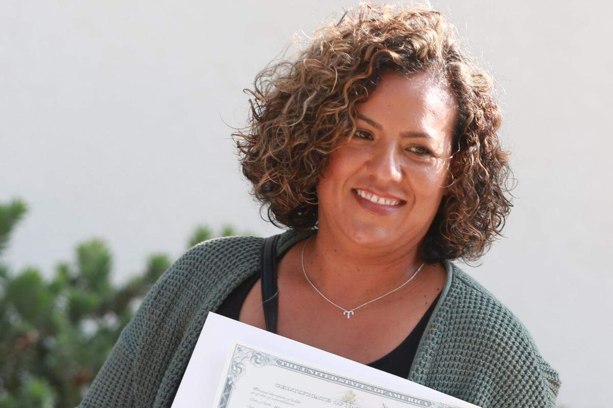Linda Martínez, quien es originaria de Lagos de Moreno, Jalisco, México dijo estar feliz de ser ciudadana estadounidense. Ella fue unos 64 mexicanos dieron juramento a los Estados Unidos en las Oficinas de Servicio de Ciudadanía e Inmigración de los Estados Unidos en Fresno convirtiéndose en nuevos ciudadanos americanos en el día de la Independencia de México, el 16 de septiembre.