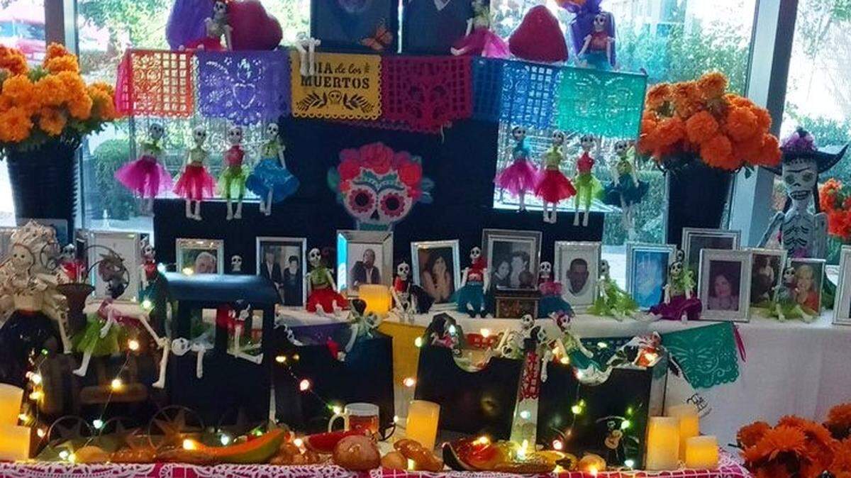 Un grupo de mujeres artesanas en el Condado de Stanislaus pusieron un Altar de Dia de los Muertos en el Teatro Gallo de Modesto que estará en exhibición hasta el 8 de noviembre del 2021.