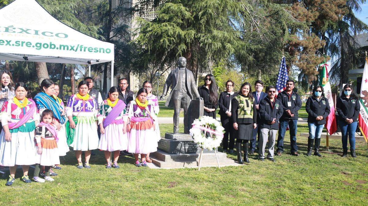 El Consulado de México en Fresno celebró el 216vo aniversario del Natalicio del Benemérito de las Américas Benito Juárez, la mañana del lunes, 21 de marzo en el Parque Courthouse en la esquina de la Calle Tulare con la Avenida Van Ness donde se encuentra una estatua de Juárez, quien es reconocido como uno de los mejores presidentes de México.