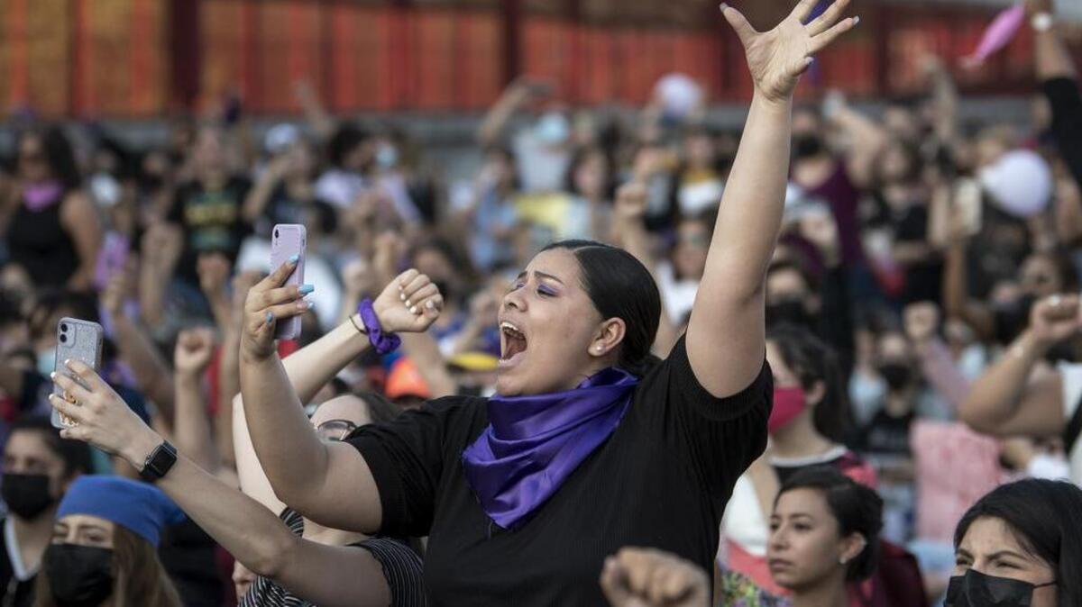 MEX1625. MONTERREY (MÉXICO), 22/04/2022.- Colectivos feministas marchan durante una protesta en la Ciudad de Monterrey en el estado de Nuevo León (México), el viernes 22 de abril de 2022. Feministas y colectivos de familias con personas desaparecidas marcharon en Monterrey, capital del estado de Nuevo León, donde bloquearon una de las principales avenidas del centro de la ciudad para exigir justicia por la muerte Debanhi Escobar. EFE/Miguel Sierra