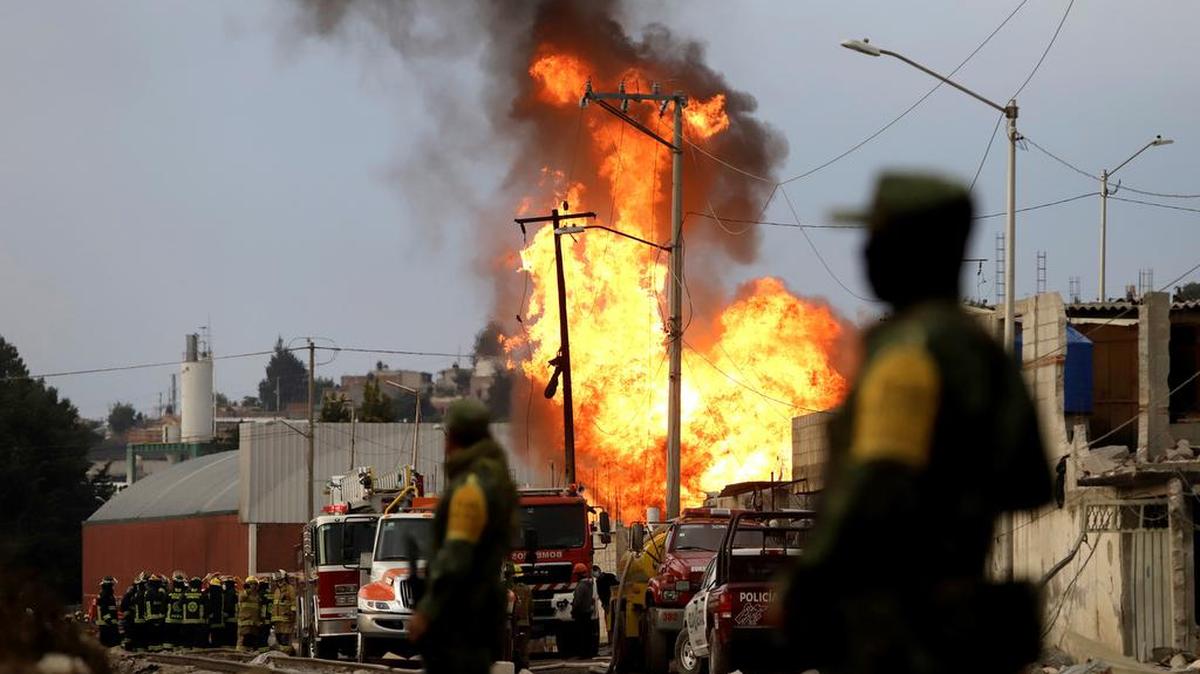 Fotografía del área donde se registró una explosión e incendioen el municipio de San Pablo Xochimehuacán, en el estado de Puebla. Elementos de Protección Civil, Ejercito mexicano, y Marina resguardan la zona de la explosión e incendio por una fuga de gas en una toma clandestina.