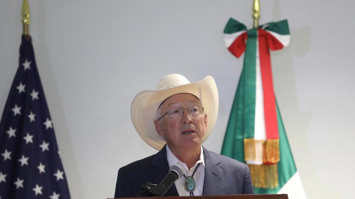 Ken Salazar, el nuevo embajador de los Estados Unidos en México, habla durante una rueda prensa a su llegada al Aeropuerto Internacional de la Ciudad de México.