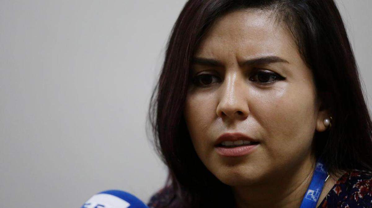 La directora del Instituto de Derechos Humanos de la Universidad Centroamericana (IDHUCA), Gabriela Santos, habla en entrevista en San Salvador.