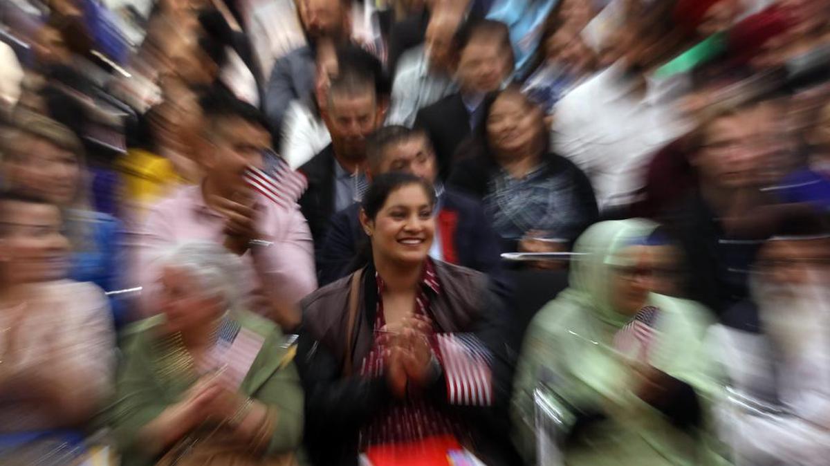 El número de estadounidenses que se identifican como hispanos o latinos aumentó un 23% a 62.1 millones de personas, según el censo de EE.UU. Aquí, una ceremonia de naturalización en Fresno en 2019.
