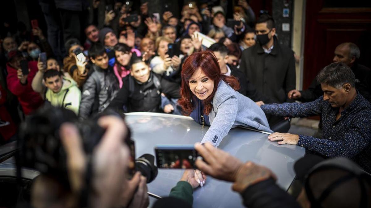 La Vicepresidenta Cristina Fernández sale de su domicilio a saludar a cientos de simpatizantes que se reúnen para mostrar su apoyo en el barrio de Recoleta en Buenos Aires.