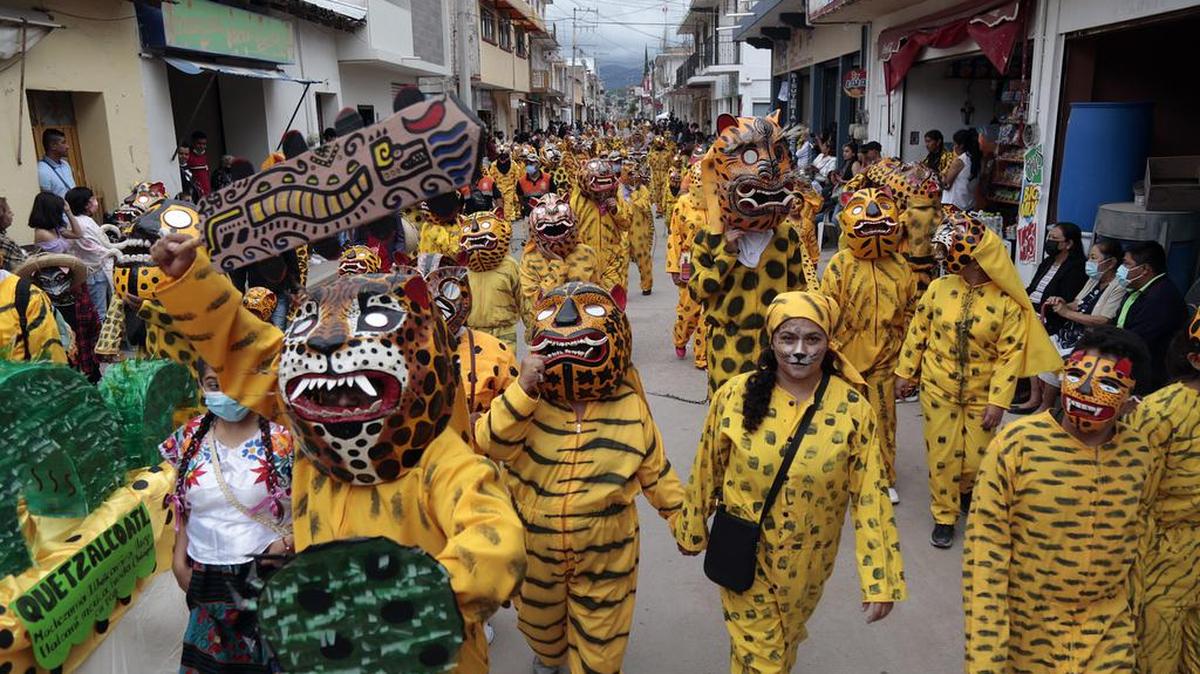 Miles de hombres-tigre inundaron las calles de Chilapa, municipio ubicado en la región centro del estado Guerrero, sur de México, como parte de una tradición de más de tres décadas y que había sido suspendida dos años, por la pandemia por coronavirus.