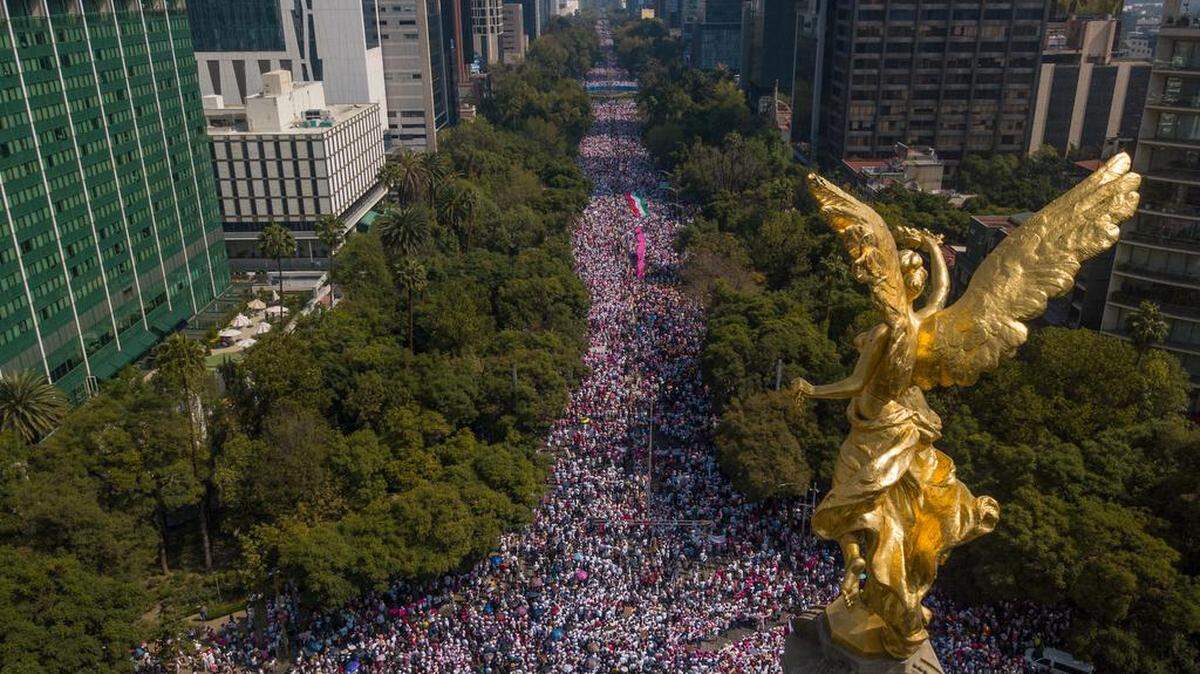 Fotografía tomada desde un drone donde se observa a miles de personas marchando este domingo por la reconocida avenida Paseo de la Reforma en la Ciudad de México. Miles de personas, en su mayoría opositores, marcharon este domingo por las calles de Ciudad de México y otras ciudades del país en defensa del Instituto Nacional Electoral (INE) y contra la polémica reforma electoral que impulsa el presidente del país, Andrés Manuel López Obrador.