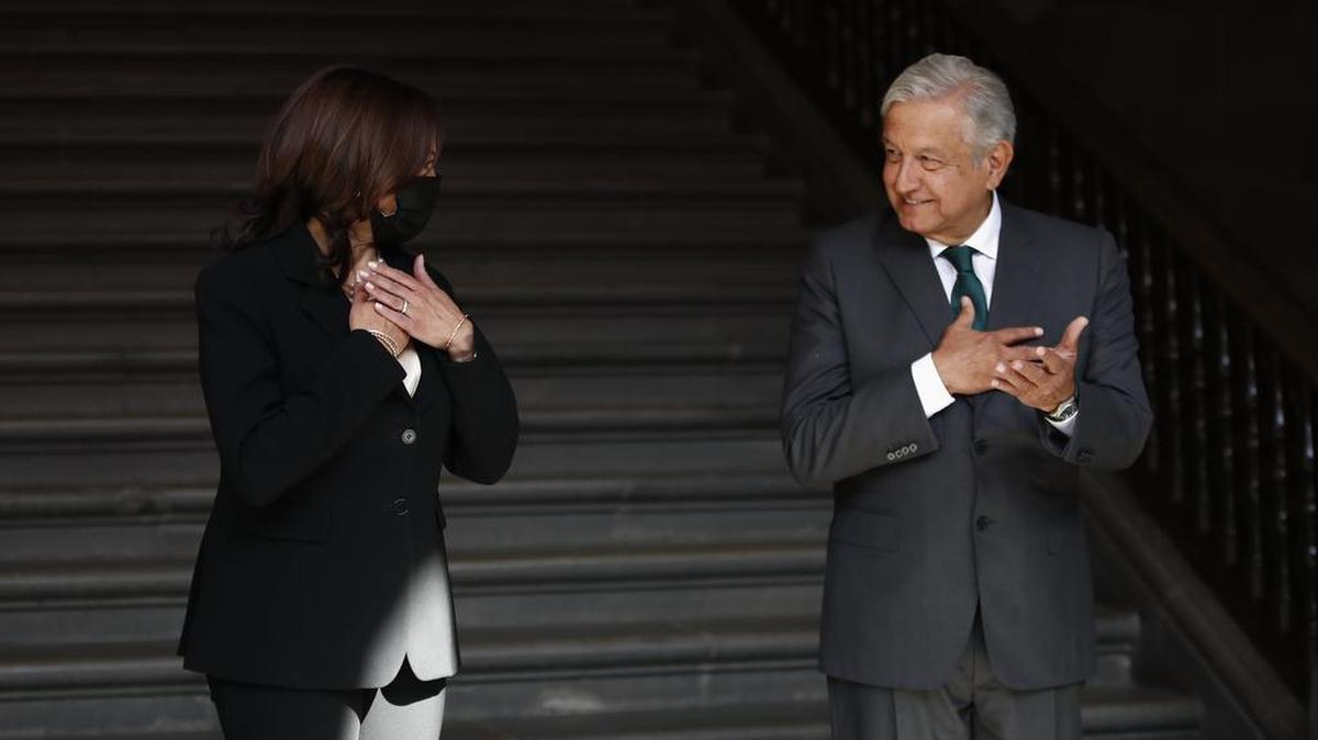 El presidente de México, Andrés Manuel López Obrador; y la vicepresidenta de Estados Unidos, Kamala Harris, durante el recibimiento de honor en el Palacio Nacional de Ciudad de México.