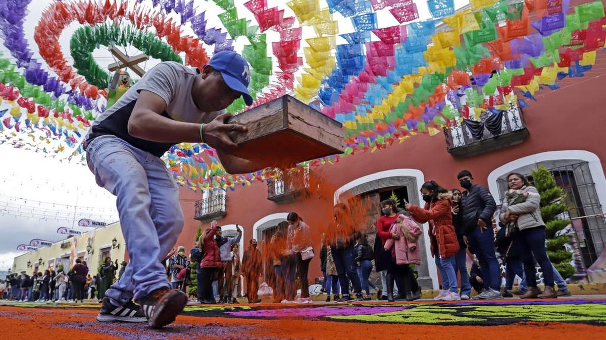 A group of artisans make colored sawdust rugs in the ‘Night Nobody Sleeps’ in the municipality of Huamantla, state of Tlaxcala.