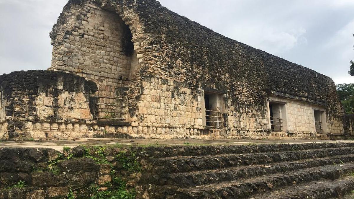 La espesa vegetación de Tizimín, municipio del oriente de Yucatán, estado ubicado en el sureste de México, guarda con celo una majestuosa ciudad maya-itzá: Kulubá, donde trabajos recientes dejaron al descubierto nuevos palacios y una plataforma denominada de los depósitos.
