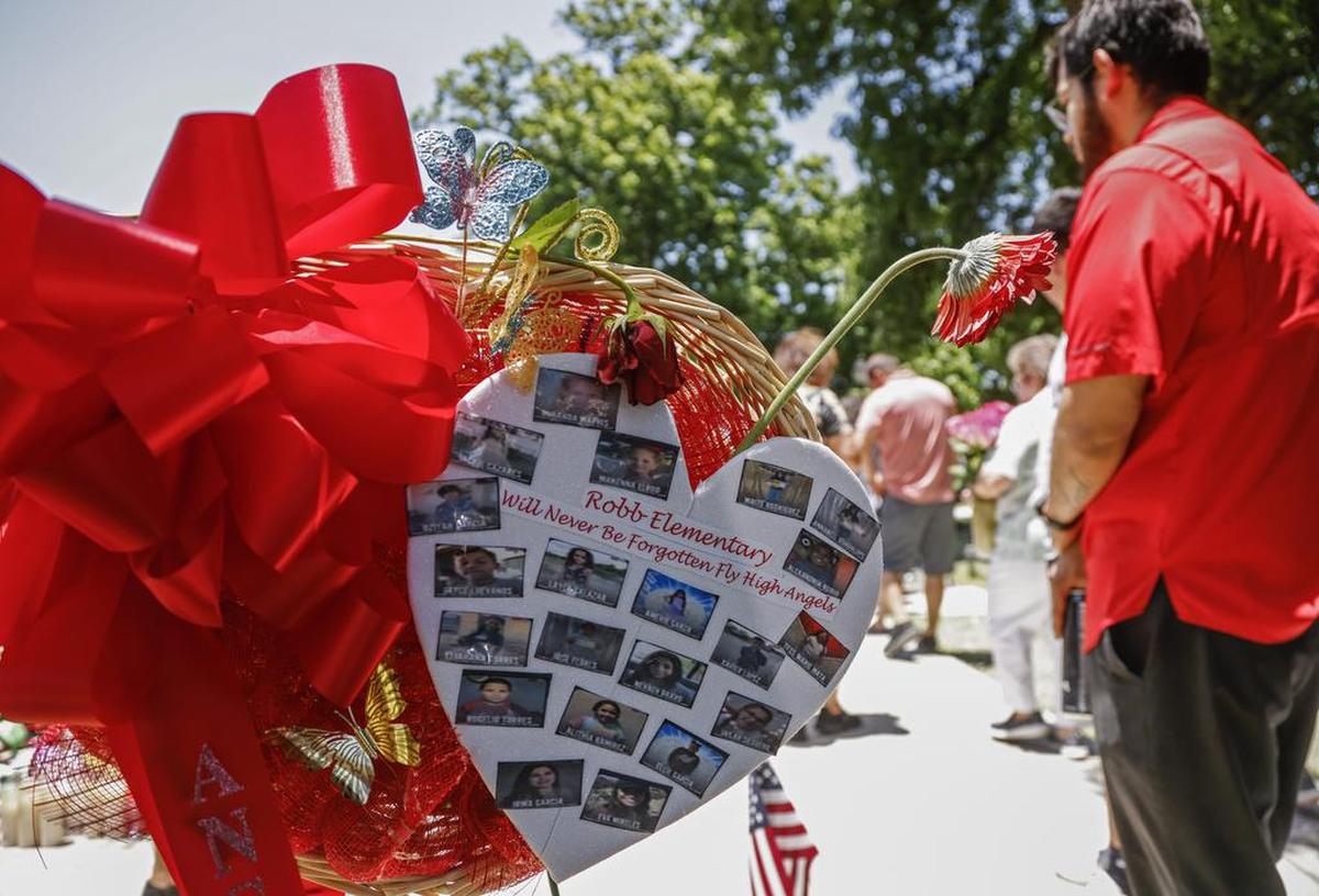 La gente continúa rindiendo homenaje a las víctimas en el memorial de la plaza del pueblo de Uvalde luego del tiroteo en la Escuela Primaria Robb en Uvalde, Texas.
