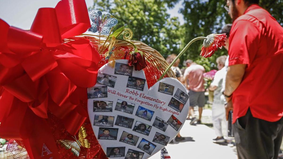 Uvalde (United States), 29/05/2022.- People continue to pay respect to the victims at the Uvalde town square memorial following the shooting at Robb Elementary School in Uvalde, Texas, USA, 29 May 2022. According to Texas officials, at least 19 children and two adults were killed in the shooting on 24 May. The eighteen-year-old gunman was killed by responding officers. (Estados Unidos) EFE/EPA/TANNEN MAURY