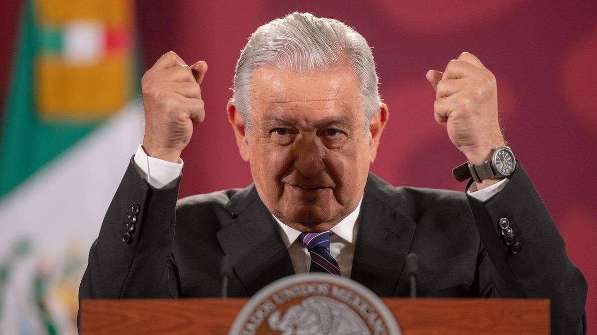 MEX829. CIUDAD DE MÉXICO (MÉXICO), 11/04/2022.- El presidente de México, Andrés Manuel López Obrador, habla durante su conferencia de prensa matutina, hoy, en el Palacio Nacional de la Ciudad de México (México). López Obrador, anunció este lunes que propondrá reducir el porcentaje de participación necesario para que la consulta de revocación de mandato sea vinculante con el 20 % y no con el 40% de ahora. López Obrador dijo que aunque en la consulta de revocación de mandato realizada el domingo participó mucha gente, el porcentaje de participación no pasó del 18 % sí podría reducirse, a que no sea el 40, que sea el 30 y si se puede el 20 %, insistió. De acuerdo con el Instituto Nacional Electoral (INE) para que la consulta fuera vinculante debió haber participado el 40 % de los ciudadanos. EFE/ Isaac Esquivel