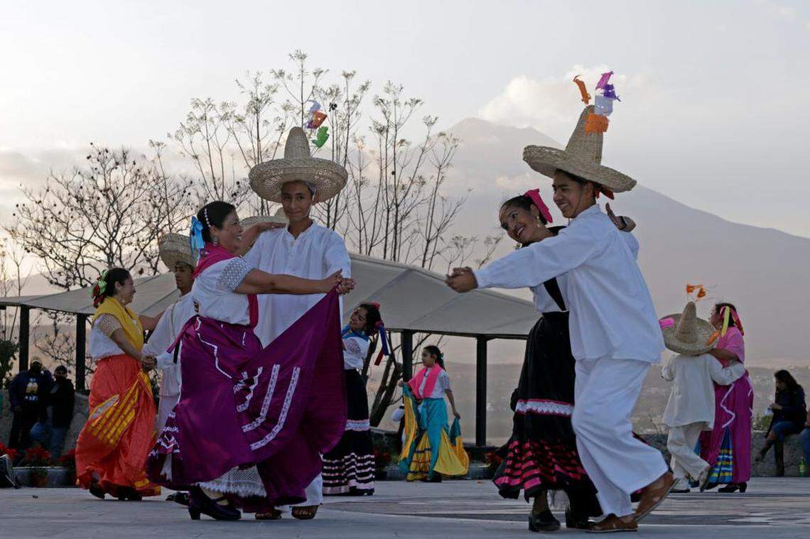 Un grupo de danza folclórica se presenta hoy durante la apertura de la Fiesta Vieja de Atlixco, en el estado de Puebla.
