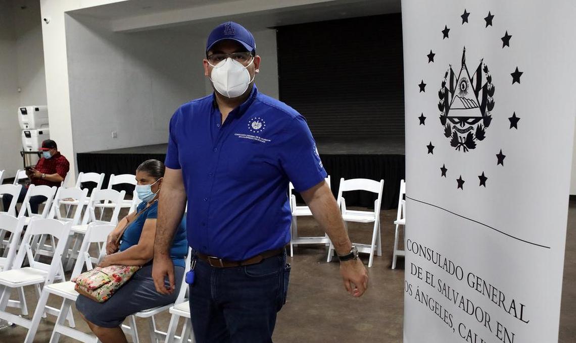 Alejandro Letona, cónsul general de El Salvador en el consulado de Los Ángeles, establece una visita de oficina móvil en Mendota en agosto de 2021.
