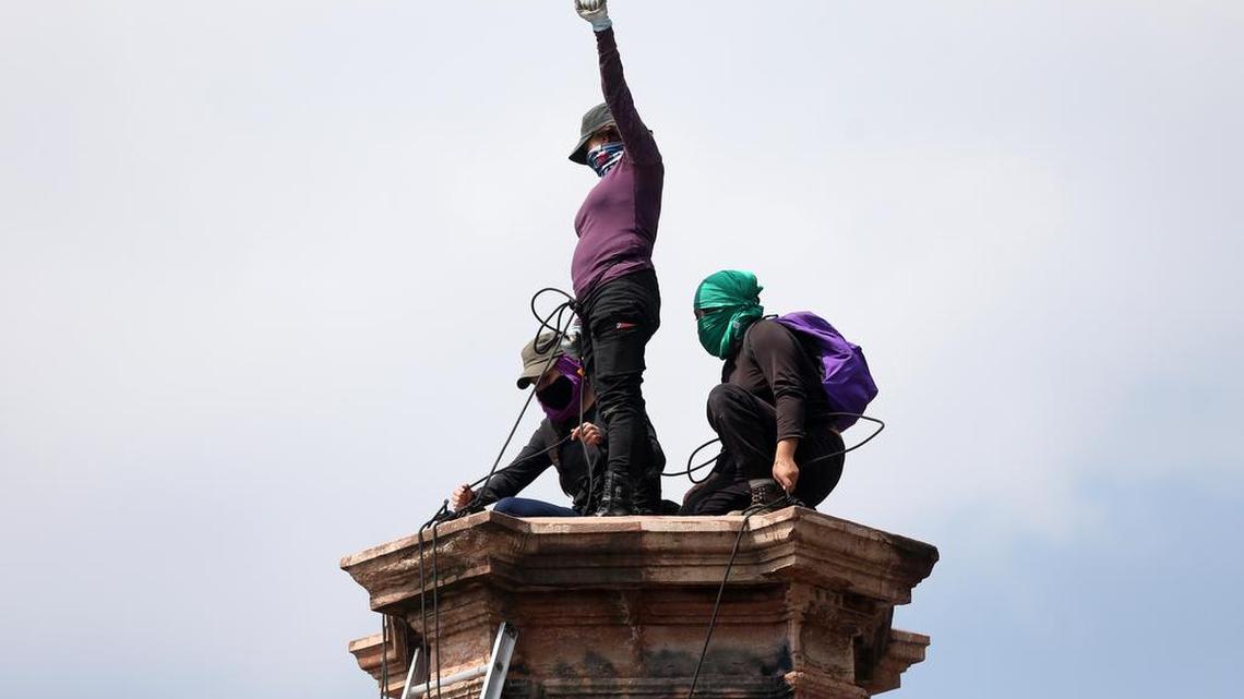 Feminist groups installed a statue honoring “the women who fight” on a pedestal left empty when the México City government removed one of Christopher Columbus.