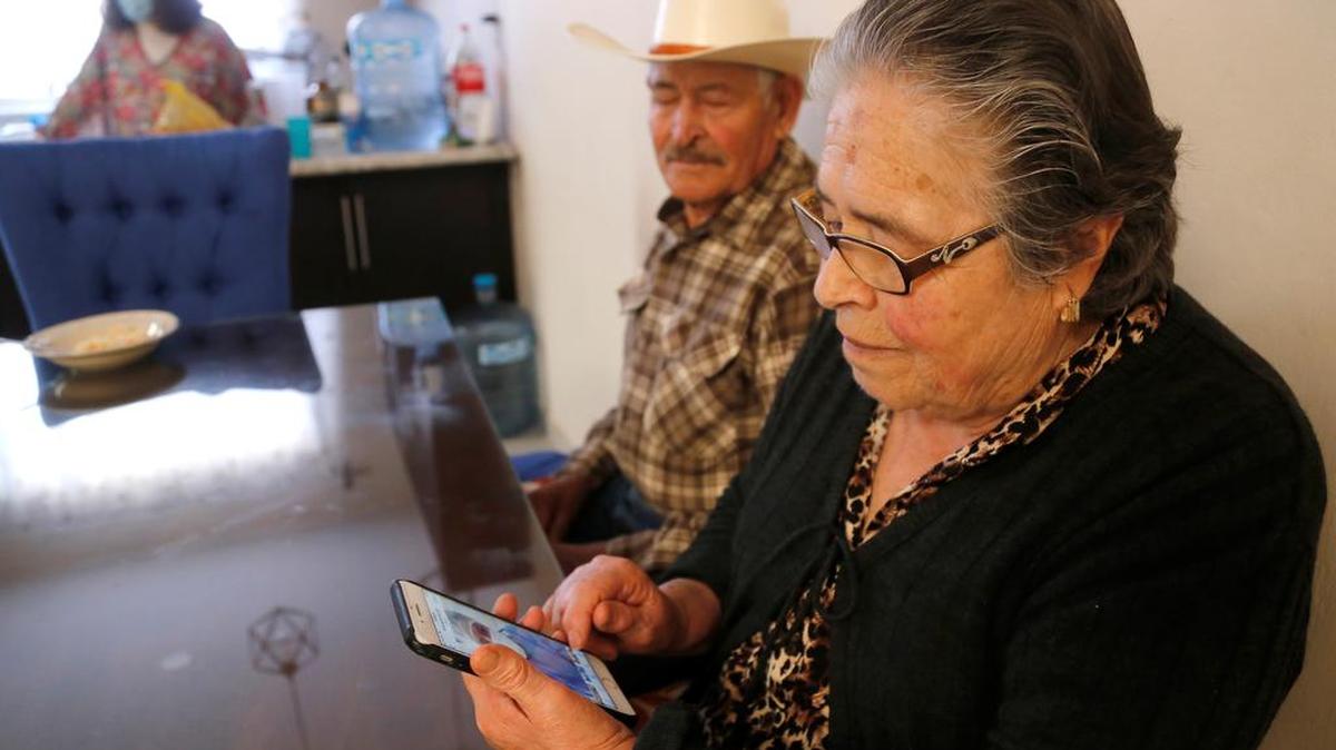 Jesús Muñoz y su esposa María de Jesús Durán Muñoz, hablan durante una entrevista en Tepatitlán, estado de Jalisco. Carmen Serratos administra los dólares que uno de sus hermanos envía cada mes desde Estados Unidos con tal de comprar un terreno y ayudar a su madre, un objetivo que comparten muchos migrantes y sus familias en Jalisco, el estado mexicano líder en recepción de remesas.