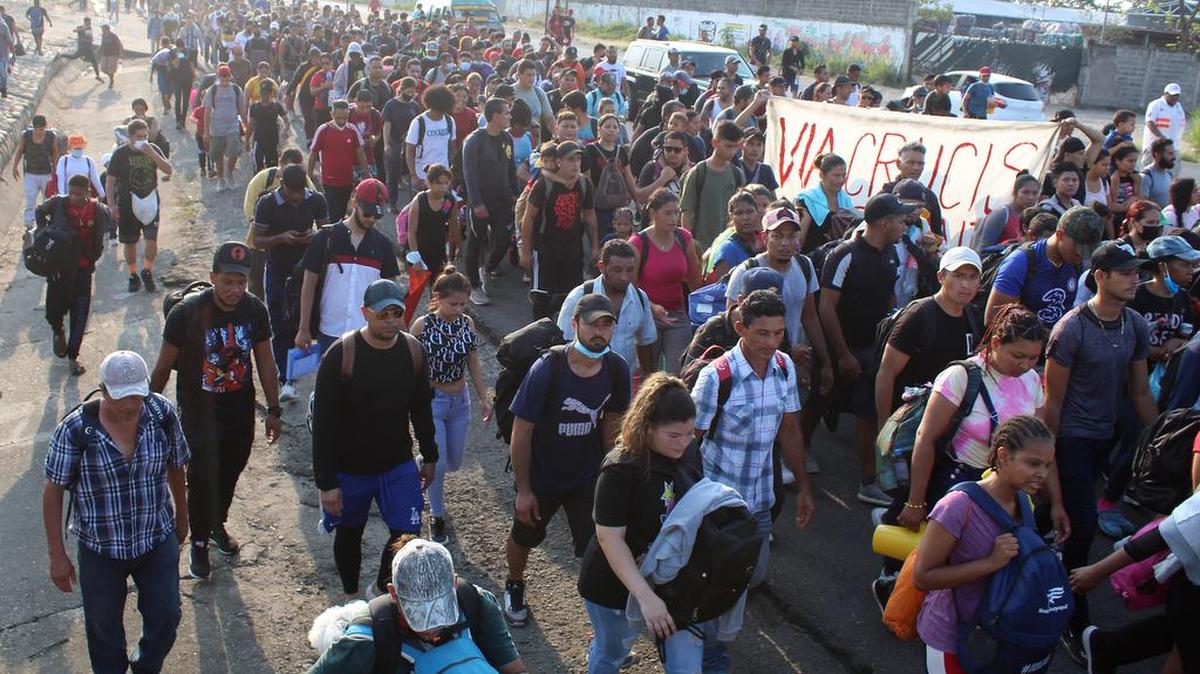 Hundreds of migrants who have been trapped for months in the border city of Tapachula, in the southeastern state of Chiapas, demanding documents that regularize their migratory status, stopped their caravan trip to México City after agreeing with the authorities to regularize their immigration status next Monday.