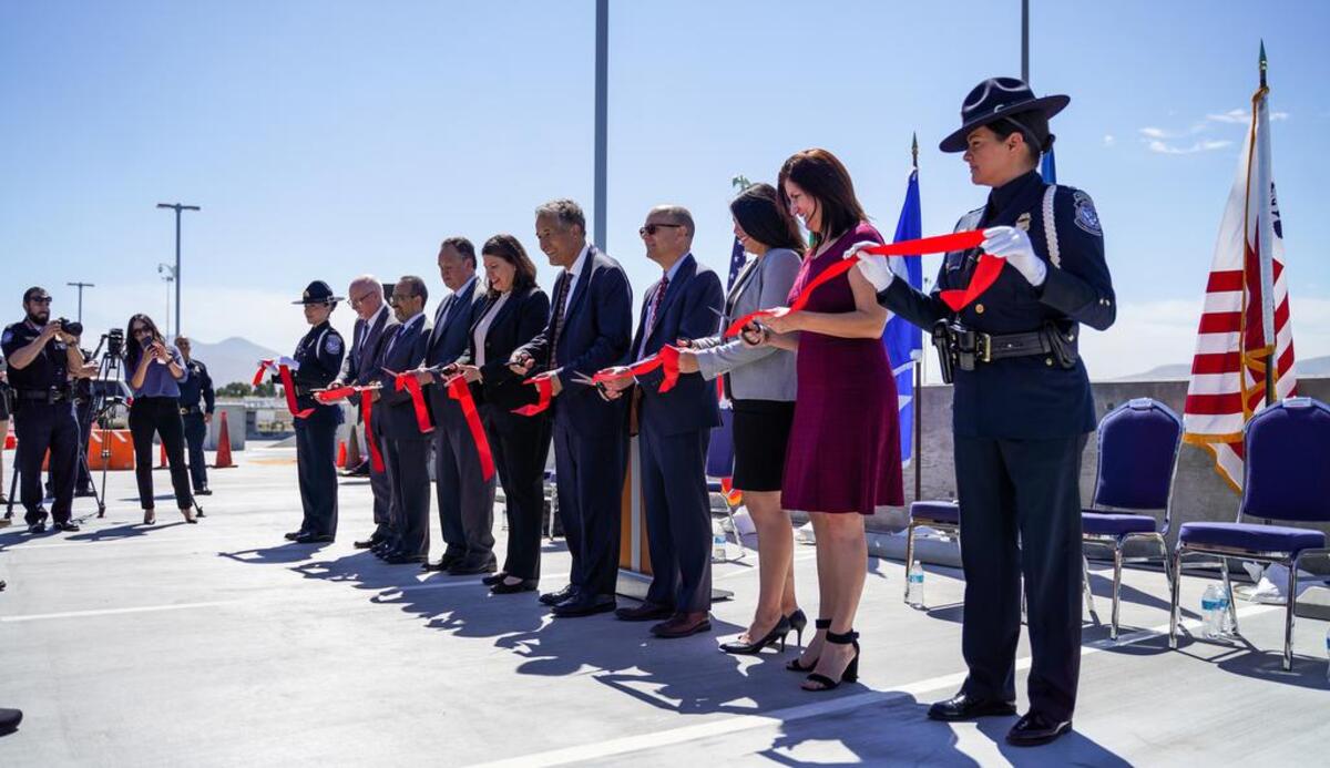 El congresista estatal Juan Vargas (c), acompañado por el cónsul de México en San Diego, Carlos Gutiérrez, y funcionarios estatales y locales, corta la cinta de la inauguración del proyecto de ampliación del puerto de entrada comercial de Otay Mesa.