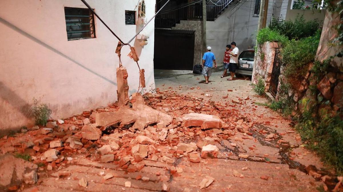 Familias salen de sus viviendas este martes, debido al sismo de 7.1 en el balneario de Acapulco en el estado de Guerrero, México.