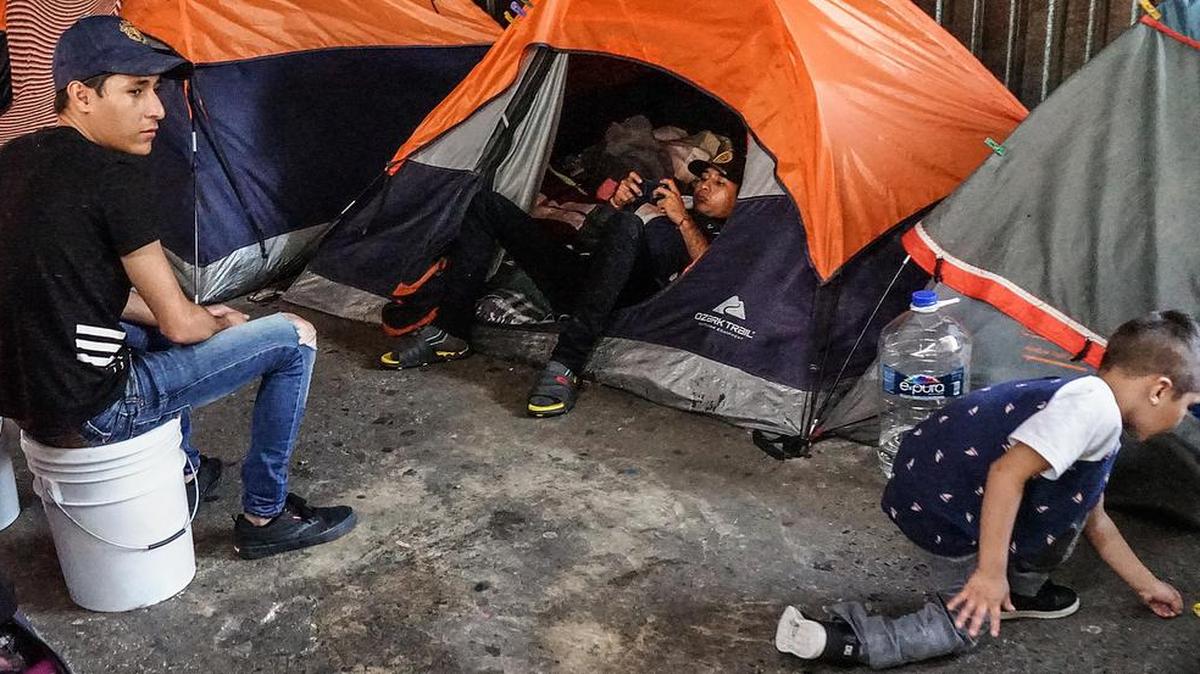 Fotografía de migrantes en el albergue Movimiento Juventud 2000 en Tijuana, estado de Baja California. Los migrantes viven con miedo y tristeza el restablecimiento por parte de los Estados Unidos del programa ‘Quédate en México’, que les obliga a esperar en ciudades de la peligrosa frontera norte mexicana mientras las cortes estadounidense resuelven sus solicitudes de asilo.