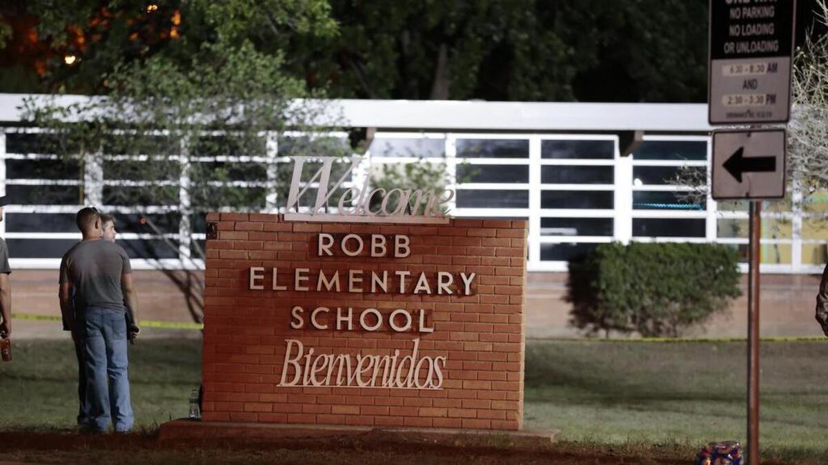 La policía y los investigadores continúan trabajando en la escena de un tiroteo masivo en la Escuela Primaria Robb en Uvalde, Texas.