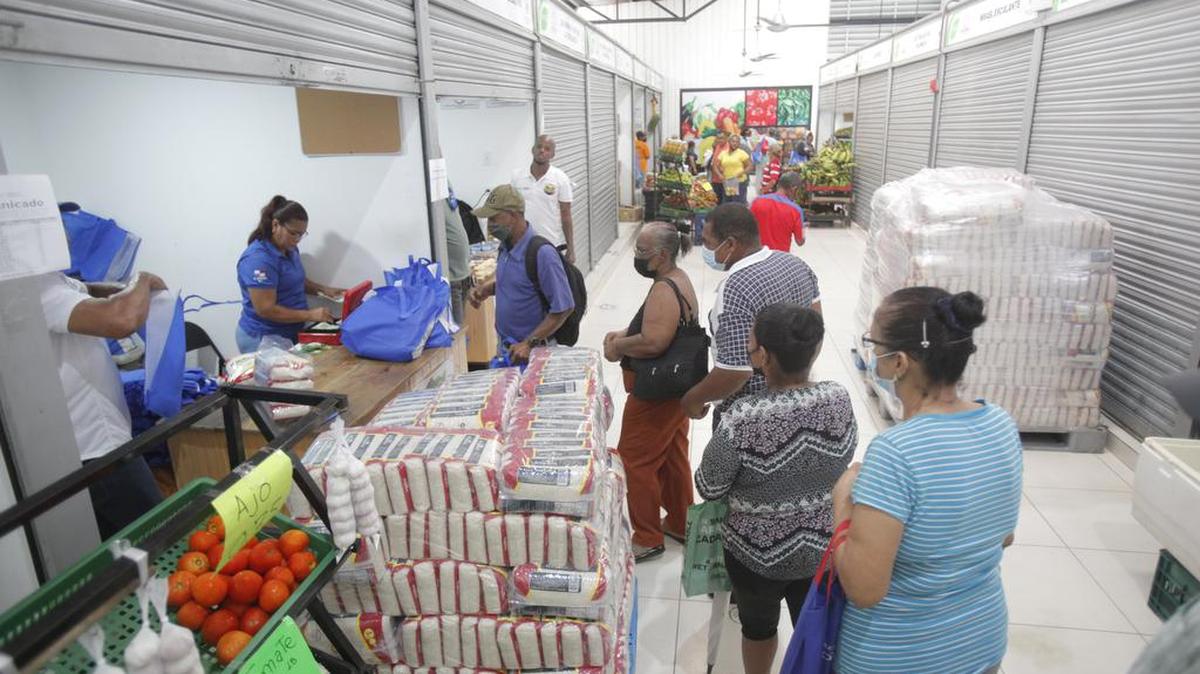 Personas de todas las edades, con rostros trasnochados, algunos con expresión de hartazgo y otros llenos de paciencia, formaban una kilométrica fila en una zona del popular barrio capitalino de San Miguelito, frente a una de las dos únicas agrotiendas que hay en Ciudad de Panamá.