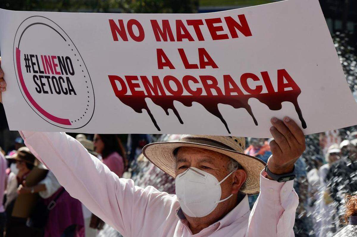Decenas de personas marchan en defensa defensa del Instituto Nacional Electoral (INE) y contra la polémica reforma electoral que impulsa el presidente del país, Andrés Manuel López Obrador.