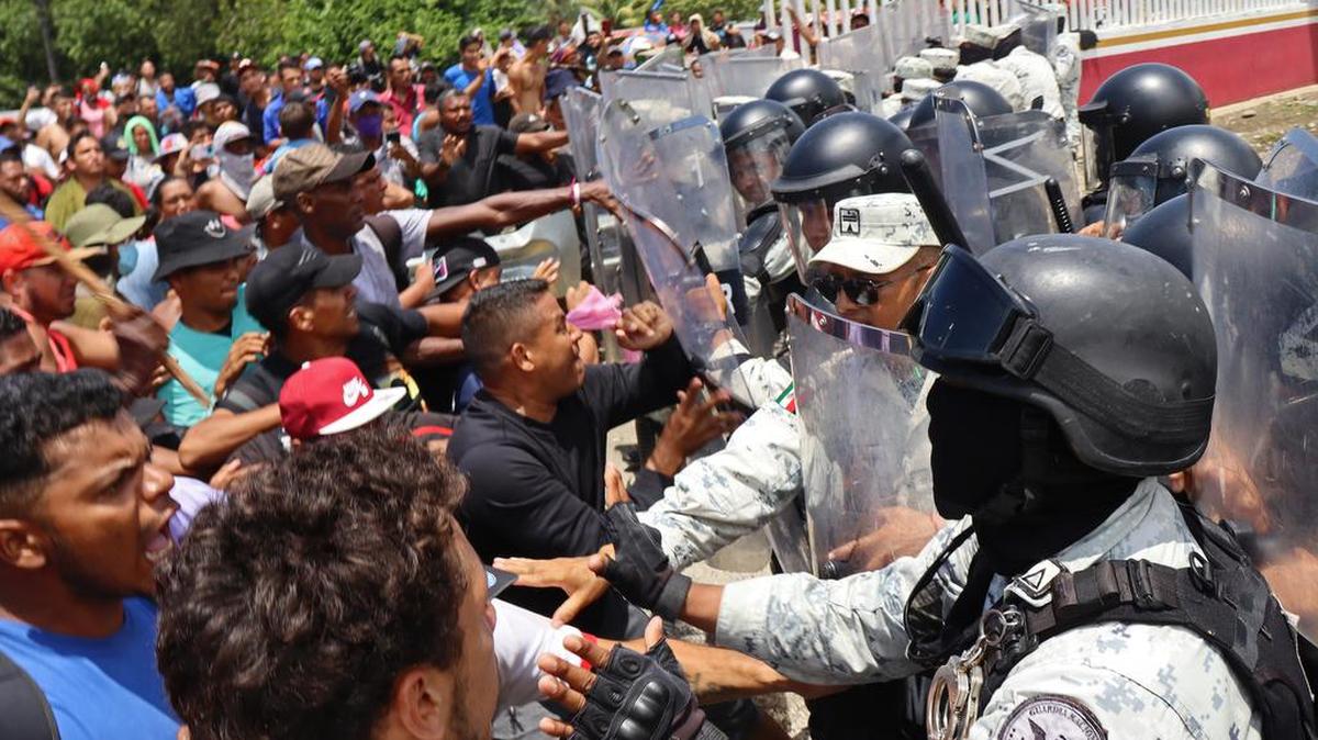 Mexican National Guard personnel prevent migrants from entering the offices of the National Migration Institute on July 27 in the municipality of Huixtla, in Chiapas (Mexico).