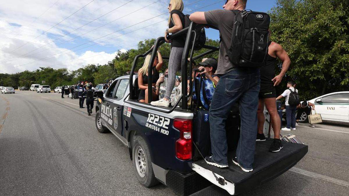 Policías estatales trasladan turistas en sus vehículos hacia el Aeropuerto Internacional de Cancún. Por disputas violentas entre taxistas y conductores de plataformas como Uber, la embajada de Estados Unidos en México emitió una alerta de seguridad para los ciudadanos estadounidenses que visitan o radican en Cancún, Quintana Roo.