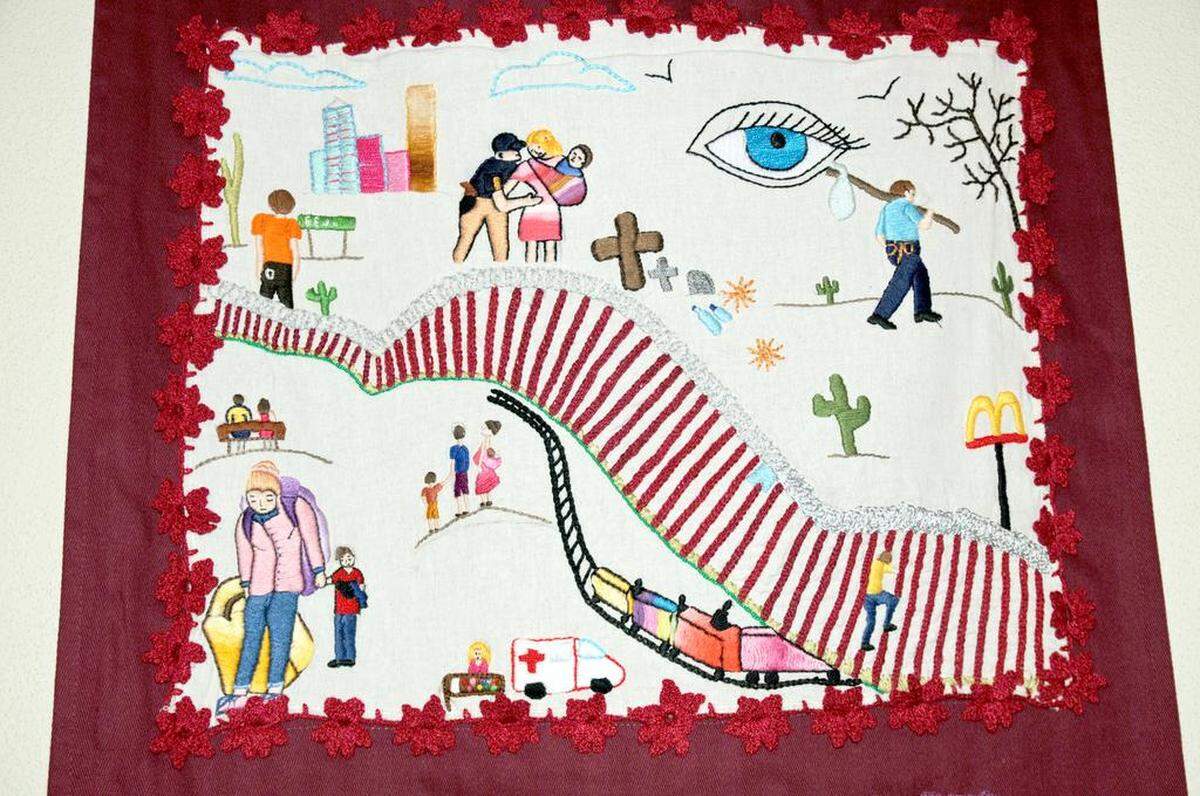 Coloridas imágenes sobre inmigración y mensajes de optimismo bordados a mano por migrantes en medio centenar de pañuelos forman parte de la exhibición ‘Bordando Esperanza’, que se presenta en Tucson y busca resaltar su historia de supervivencia.