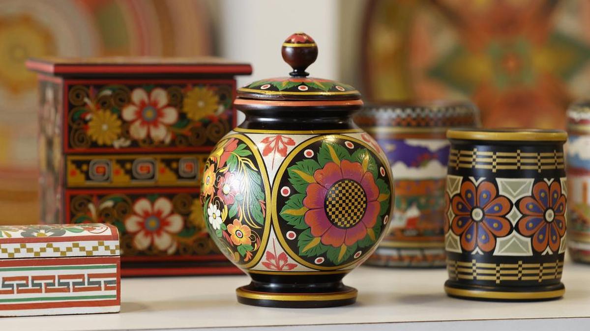 Fotografía de varios objetos artesanales elaborados con el arbusto amazónico conocido como Mopa-Mopa. Esta técnica artesanal de origen indígena con la que se decoran objetos usando el Mopa-Mopa, un arbusto amazónico del que solo dos veces al año brota una resina pegajosa, fue incluida en diciembre de 2020 en la lista del patrimonio cultural inmaterial que requiere medidas urgentes de salvaguarda de la UNESCO.