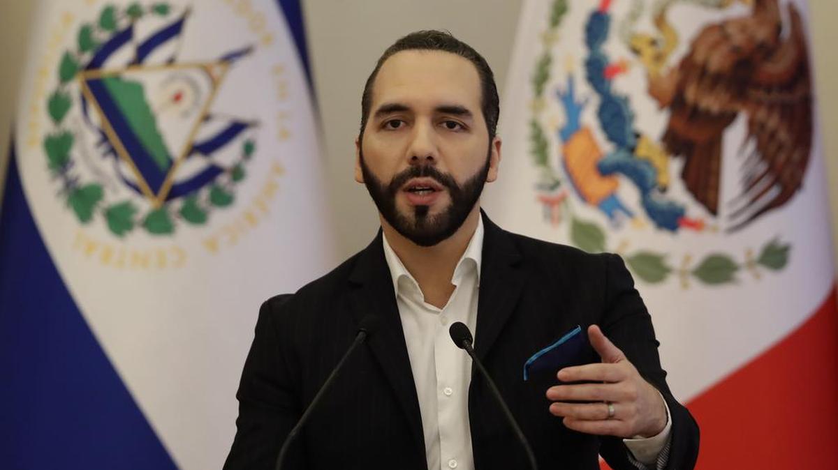 El presidente de El Salvador, Nayib Bukele, participa en una comparecencia ante la prensa junto a su homólogo de México, Andrés Manuel López Obrador (fuera de cuadro), en San Salvador.
