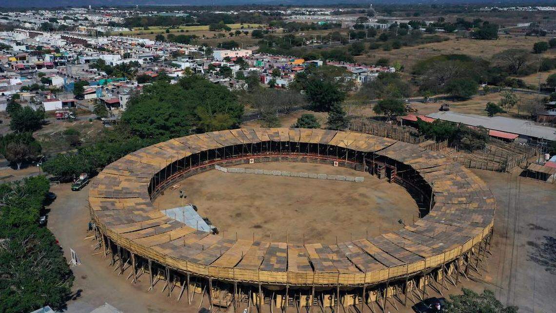 Fotografía aérea de la plaza de toros La Petatera en la localidad de Villa de Álvarez, estado de Colima. Habitantes de un pueblo en el occidente de México construyen La Petatera, una plaza de toros desarmable con materiales naturales como la madera y el bambú, el conocimiento artesanal heredado de sus padres y mucho corazón, y que ha visto pasar a figuras como Pedro Infante y Cantinflas.