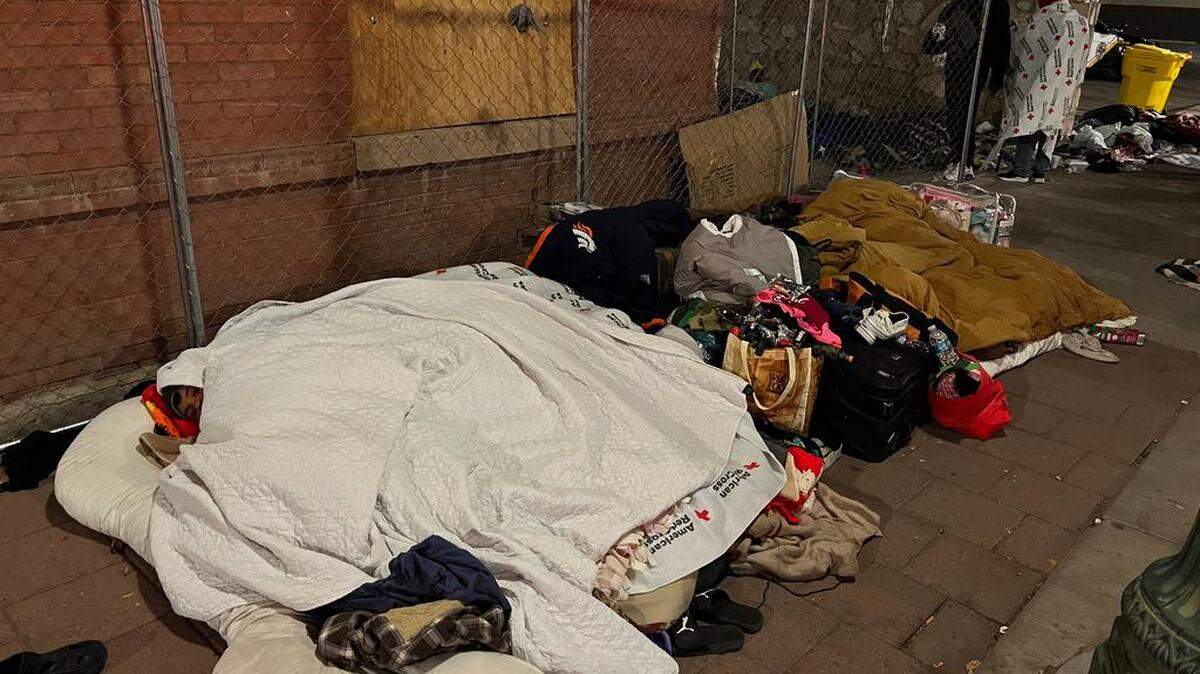 Migrantes, alguno de procedencia venezolana, duermen en la calle durante la madrugada a unos pasos del Centro de Convenciones de El Paso Texas.
