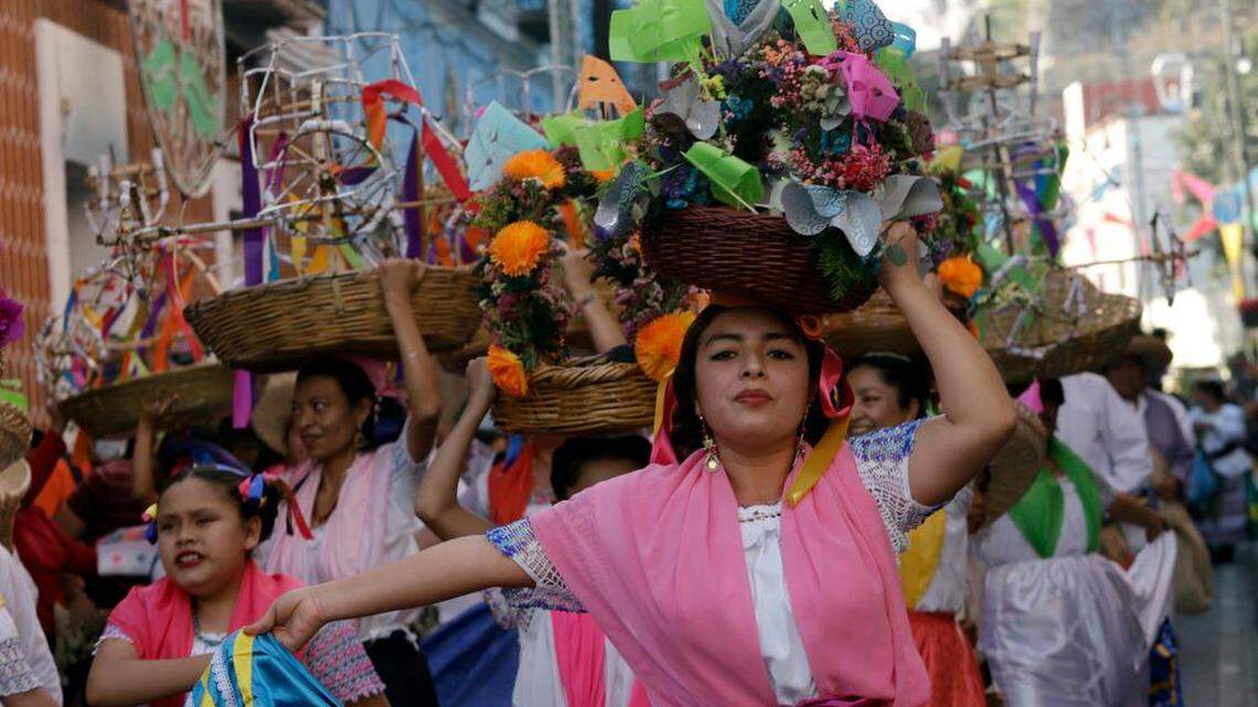 Un grupo de danza folclórica se presenta hoy durante la apertura de la Fiesta Vieja de Atlixco, en el estado de Puebla. Con danzas, recorriendo las principales calles del municipio de Atlixco, del central estado mexicano de Puebla, comenzó la recreación la fiesta más vieja de la región el Huehue Atlixcáyotl, que tuvo su origen en 1965.