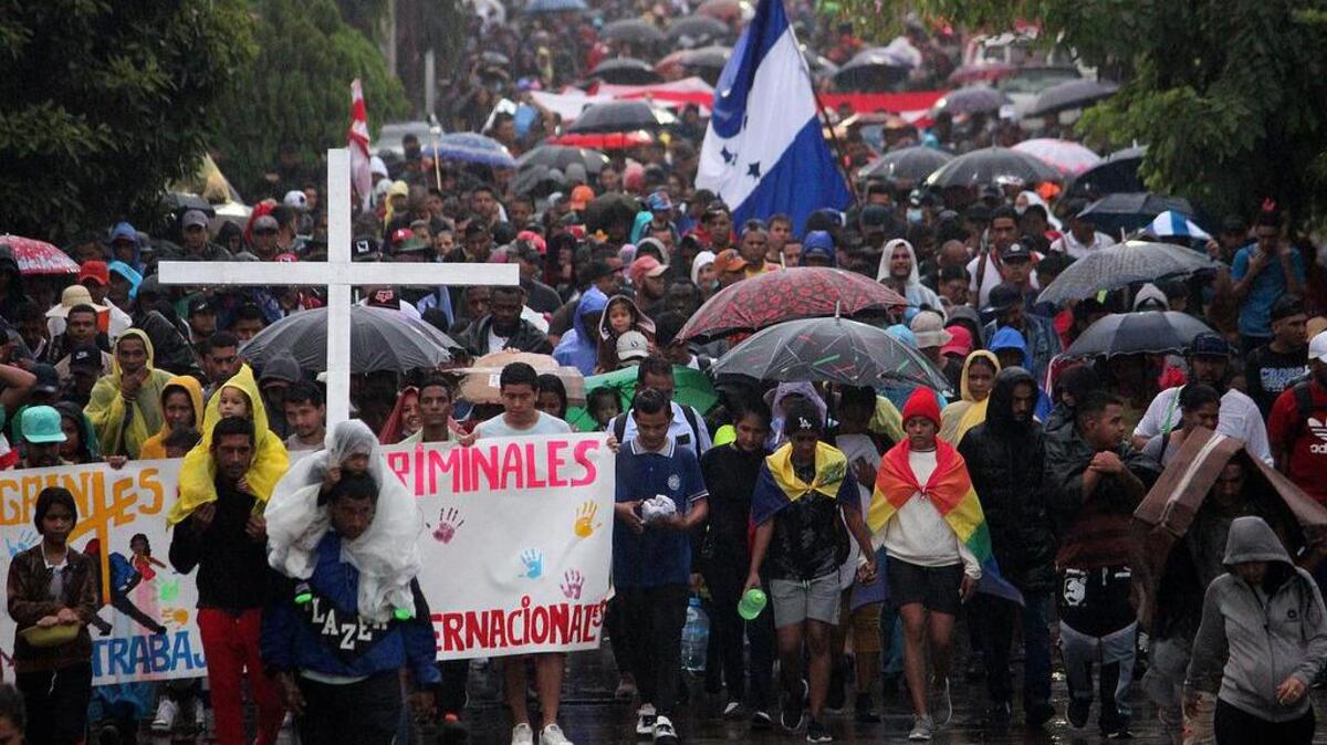 A caravan of about 15,000 migrants left on foot from Tapachula, Chiapas on its way to the United States.MEX5525. TAPACHULA (MÉXICO), 06/06/2022.- Miles de migrantes caminan en caravana hacia la frontera norte hoy, en la ciudad de Tapachula, en el estado de Chiapas (México). Una inédita caravana de cerca de 15.000 migrantes, la más numerosa hasta ahora, partió este lunes de Chiapas, en la frontera sur de México, rumbo a Estados Unidos, con el trasfondo de la Cumbre de las Américas, que empieza hoy con la migración como prioridad. EFE/ Juan Manuel Blanco