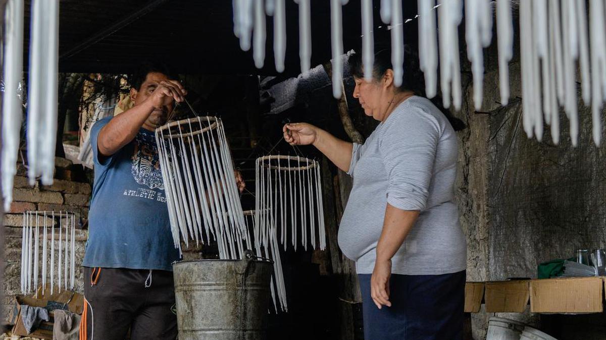 The artisans Benigno Fonseca Ozuna and Julieta Moreno make wax candles on the occasion of the Day of the Dead in the municipality of Teopisca. Several generations of the Ozuna family, in the southeastern Mexican state of Chiapas, have dedicated 40 years of their lives to the manufacture of artisanal candles and these days they increase their sales for the Day of the Dead festivities.