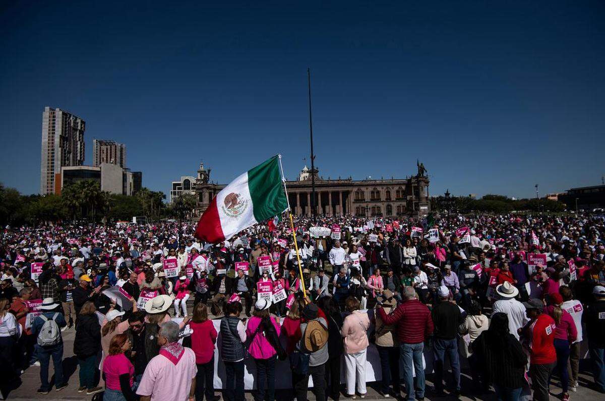Decenas de personas marchan en defensa defensa del Instituto Nacional Electoral (INE) y contra la polémica reforma electoral que impulsa el presidente del país, Andrés Manuel López Obrador el domingo en Monterrey.