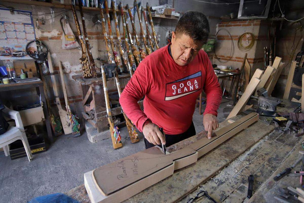 El artesano David Montes muestra el proceso de elaboración de los mosquetones de madera hoy, utilizados en el tradicional carnaval de Huejotzingo, Puebla.