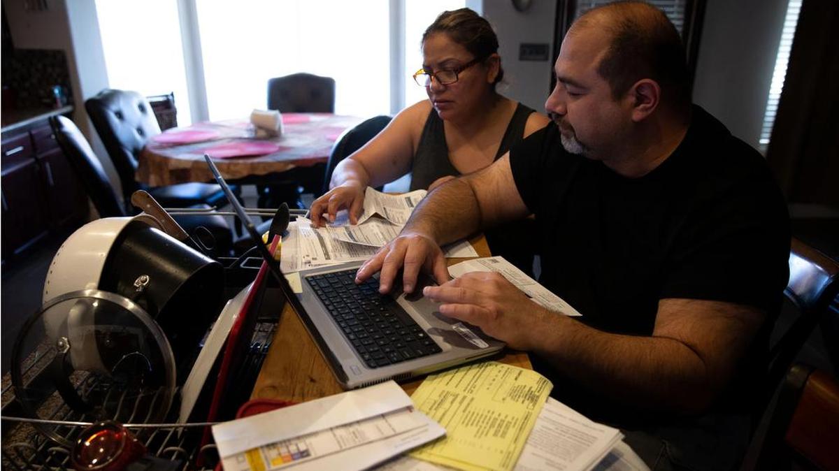 Jesús Fierro Sr. revisa las facturas médicas en su casa en Yuma, Arizona. Fierro y su familia debían más de $7,000 por dos cuentas de un hospital local. Cuando su hijo mayor se dislocó el hombro, para evitar otra factura exorbitante, lo llevaron a tratarse al otro lado de la frontera, a México.