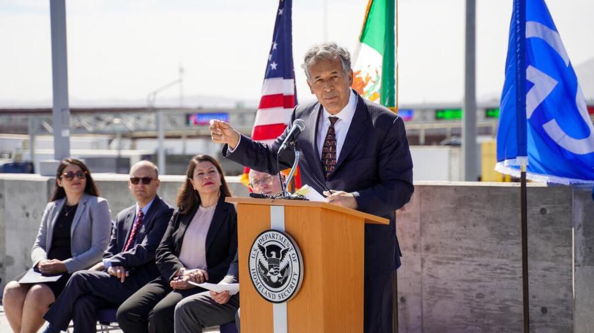 El congresista por el distrito 51 de California, el demócrata Juan Vargas, habla durante la inauguración del proyecto de ampliación del puerto de entrada comercial de Otay Mesa en San Diego.