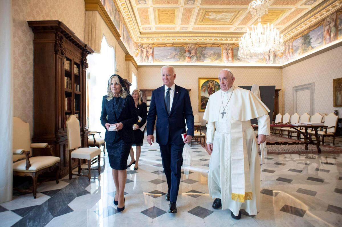 Esta imagen proporcionada por los medios de comunicación del Vaticano muestra al Papa Francisco (R) durante una audiencia con el presidente estadounidense Joe Biden (C) acompañado por su esposa Jill Biden (L) y su séquito, en la Ciudad del Vaticano, el 29 de octubre de 2021.