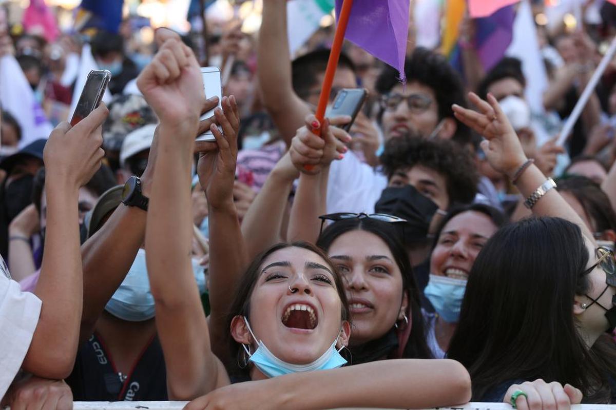 Personas reaccionan al triunfo del candidato presidencial Gabriel Boric el 19 de diciembre en Santiago, Chile.
