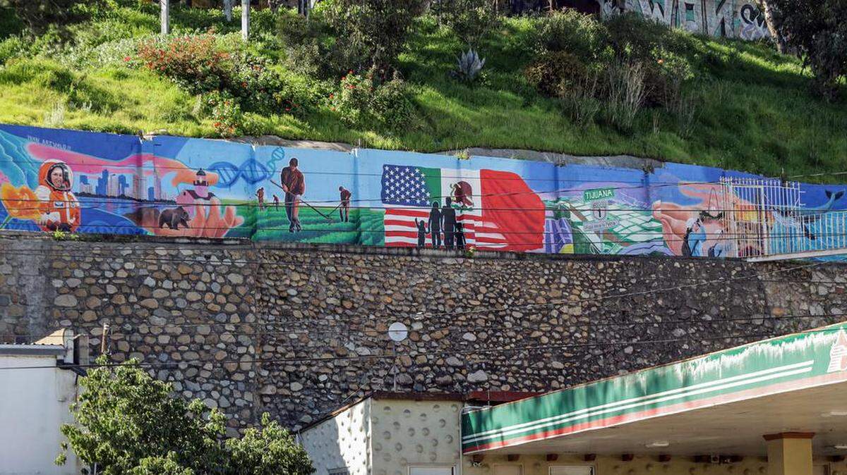 Un mural de más de 30 metros de longitud Tijuana, en la frontera entre México y Estados Unidos, celebrar el bicentenario de las relaciones diplomáticas entre ambos países.