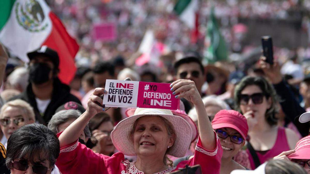 Hundreds of thousands of Mexicans participated in a protest Sunday in the Zócalo against efforts to change election regulations in México.