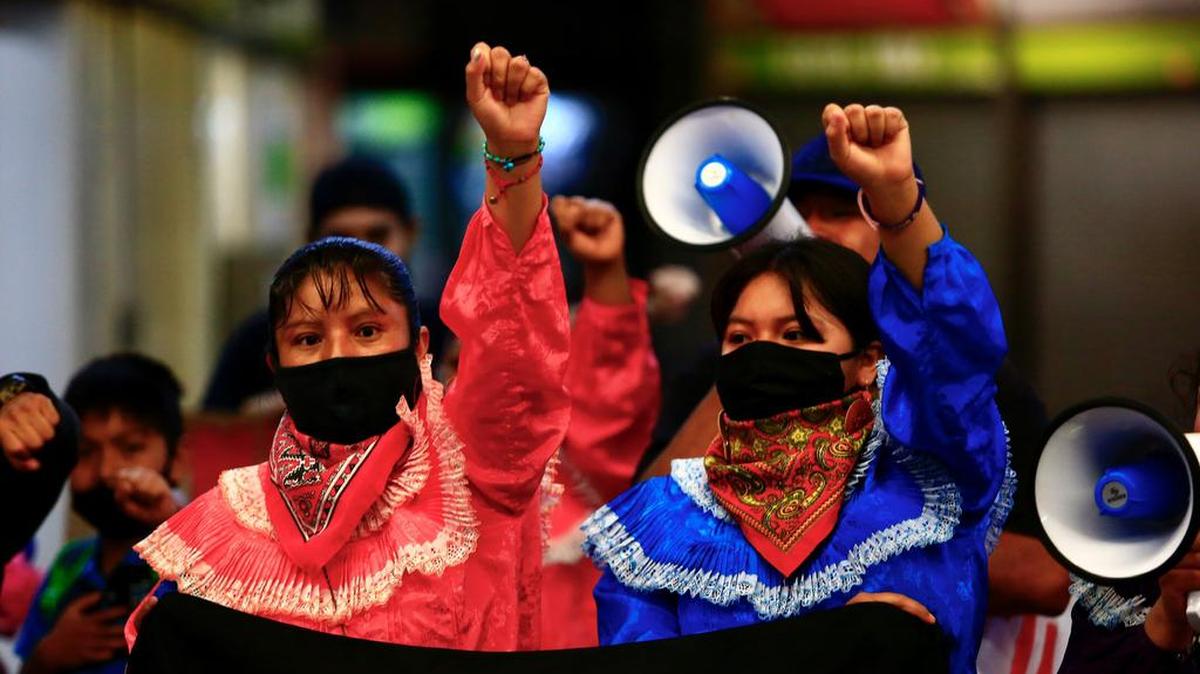Representantes de la comunidad Otomí protestan en el marco del accidente de metro hoy, en la estación del Metro Zapata, en Ciudad de México.