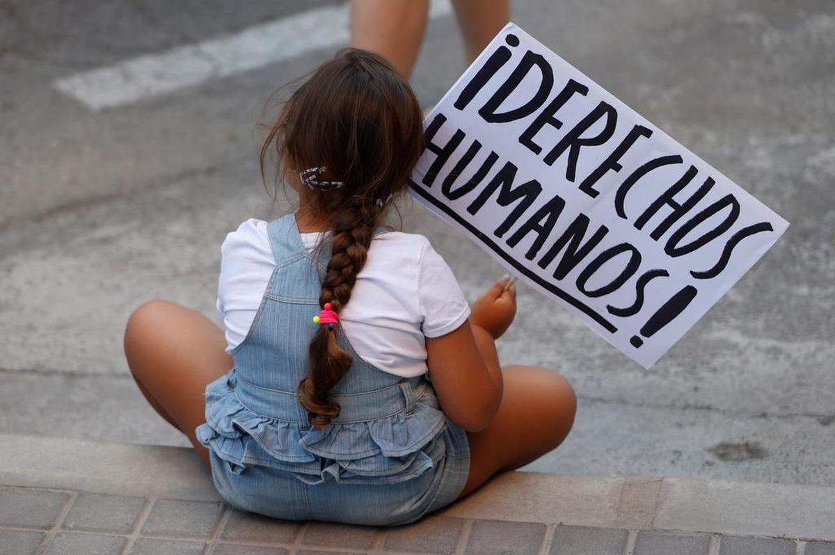 Una niña sostiene una pancarta durante la concentración “Por una Cuba libre” frente embajada de Cuba, este lunes en Madrid.