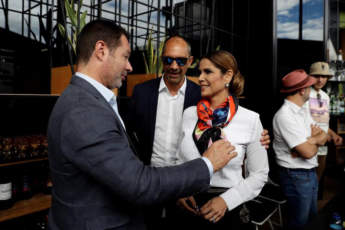 La embajadora de El Salvador en Estados Unidos, Milena Mayorga conversa con los inversionistas de criptomonedas Tarek Kirshen y Chris Hunter durante la LABITCONF en noviembre de 2021 en San Salvador.