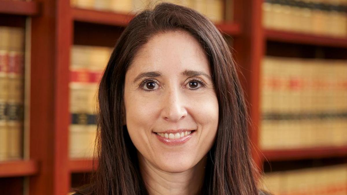 Fotografía cedida por el Tribunal de Apelaciones del Cuarto Distrito de Apelaciones donde aparece la jurista Patricia Guerrero, hija de inmigrantes de México, que fue confirmada este martes para ocupar un puesto en la Corte Suprema de California, convirtiéndose en la primera latina en llegar a esa posición.